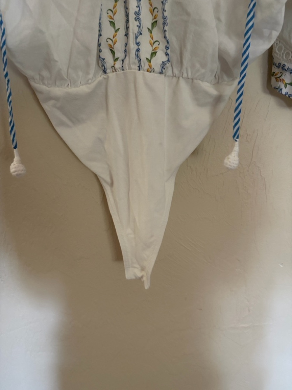 Farm Rio White Floral V-Neck Embroidered Body Suit. Excellent Condition! - Picture 5 of 7